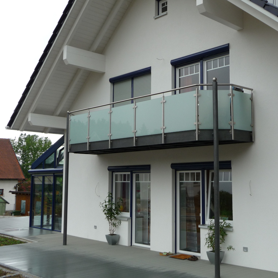 Balkonanlage mit Glasgeländer