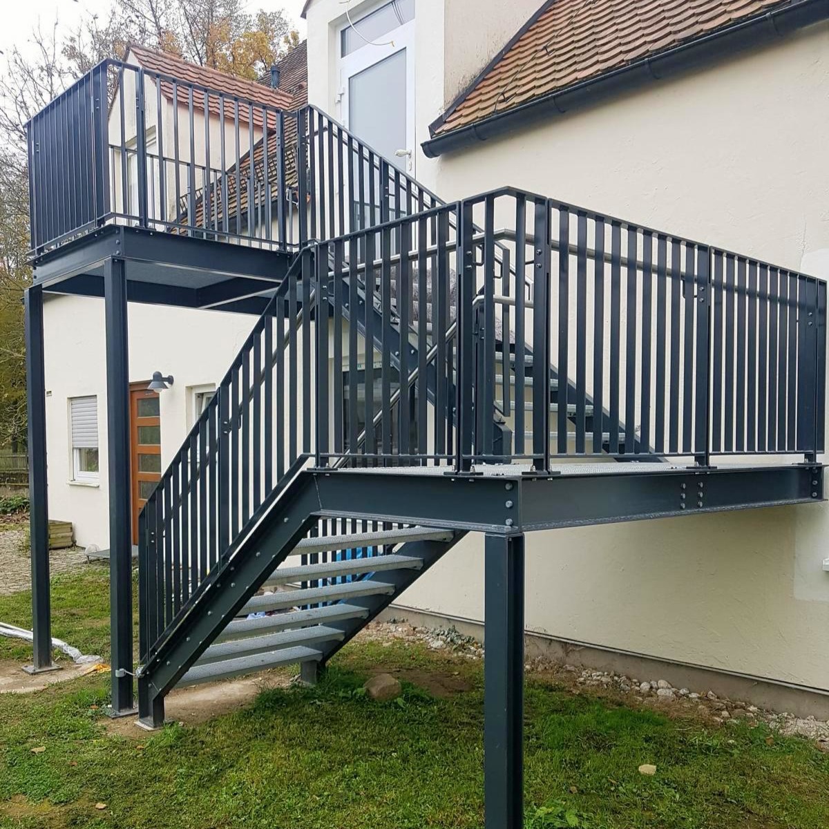 Treppenanlage pulverbeschichtet mit Geländer aus senkrechten Füllstäben