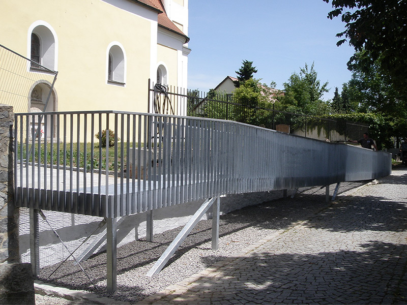 Rollstuhlrampe mit Geländer für Kirche Harting bei Regensburg