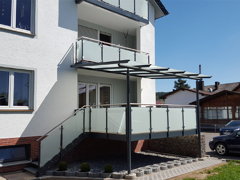 Balkonerweiterung, Terrassenüberdachung und Balkongeländer mit Glasfüllung in Oberviechtach