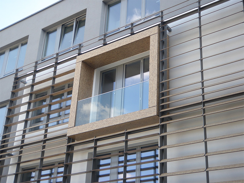 Fassadenverkleidung und Sonnenschutz mit Balkon in Regensburg