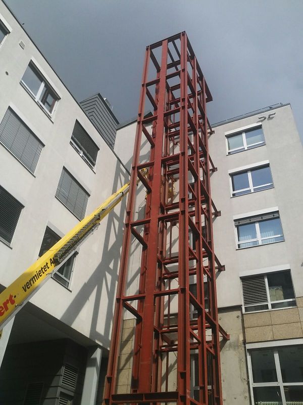 Stahlkonstruktion für einen Krankenhausaufzug im High Tech Center in Nürnberg